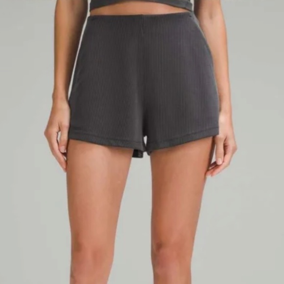 Lululemon Ribbed Softstreme High-Rise Shorts 2" Soft Black Size 6 - Picture 1 of 2
